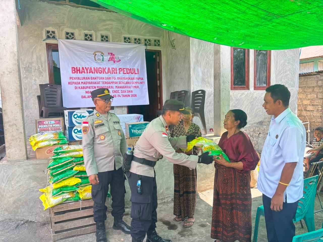 BHAYANGKARI POLDA PAPUA GANDENG POLRES ENDE SALURKAN BANSOS  BAGI KORBAN GEMPA FLORES DI KELURAHAN ONEKORE